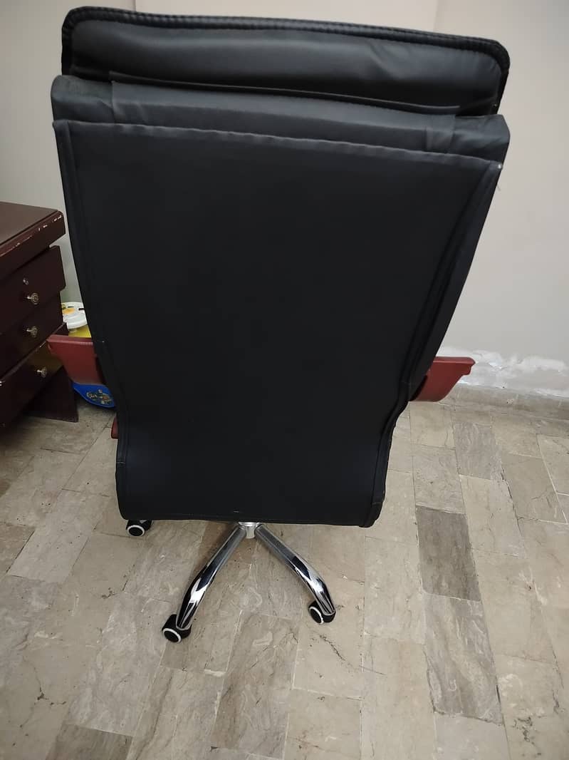 Office table and chair for sale 4