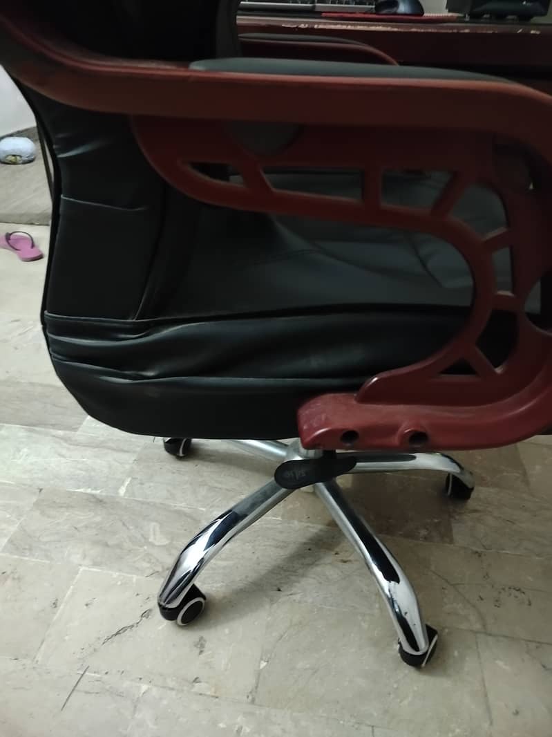 Office table and chair for sale 5