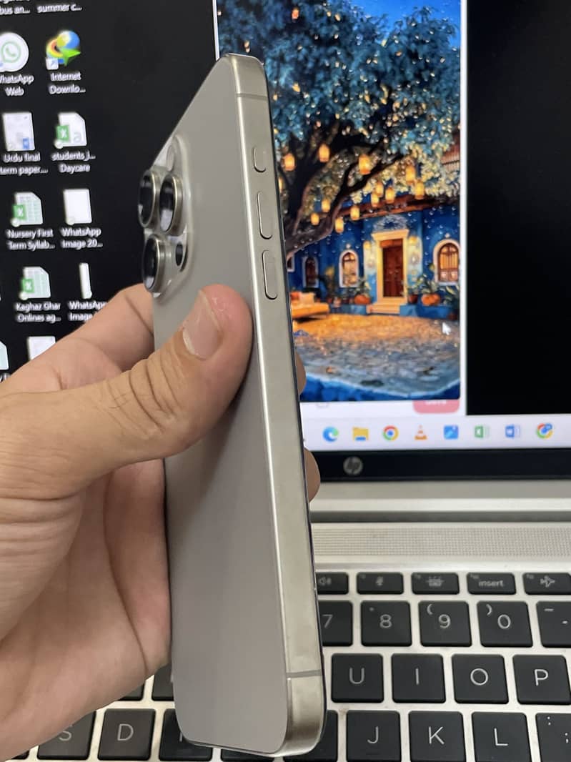 Apple iPhone 15 Pro Max 4