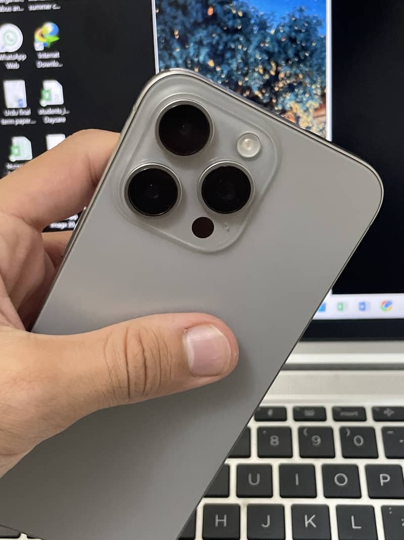 Apple iPhone 15 Pro Max 6