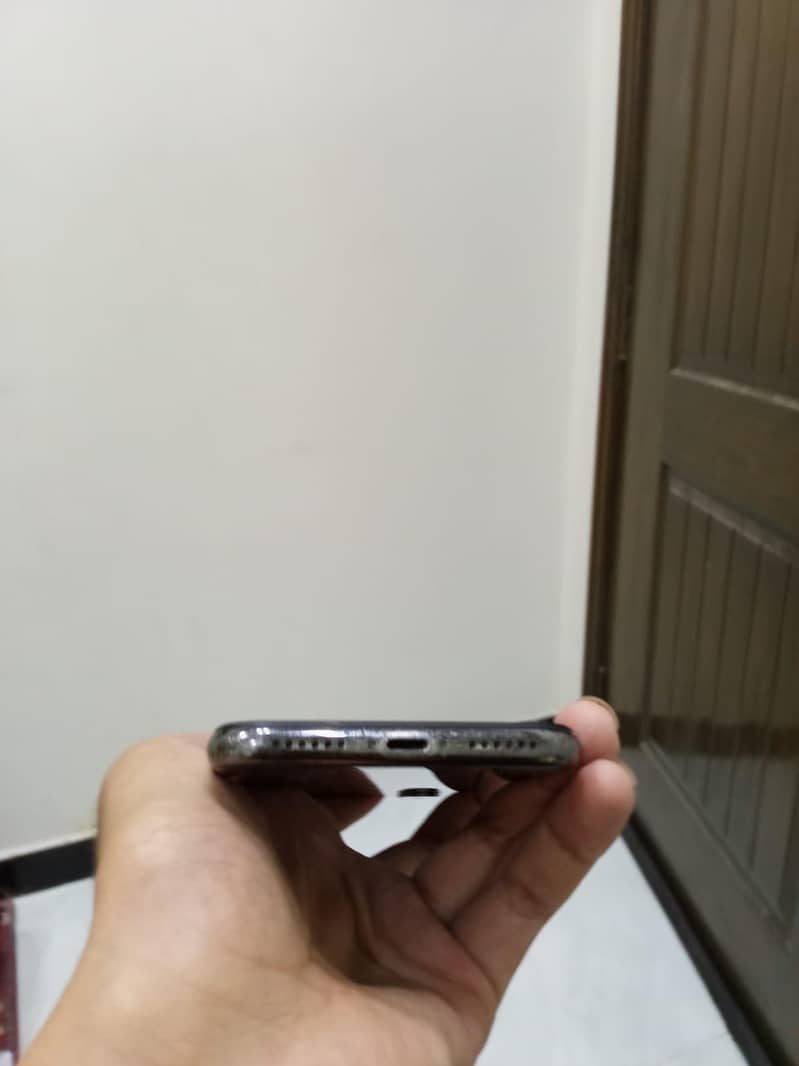 Apple iPhone X 4