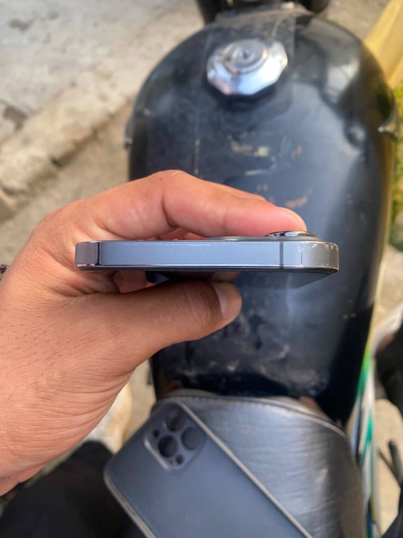 Apple iPhone 13 Pro Max 2