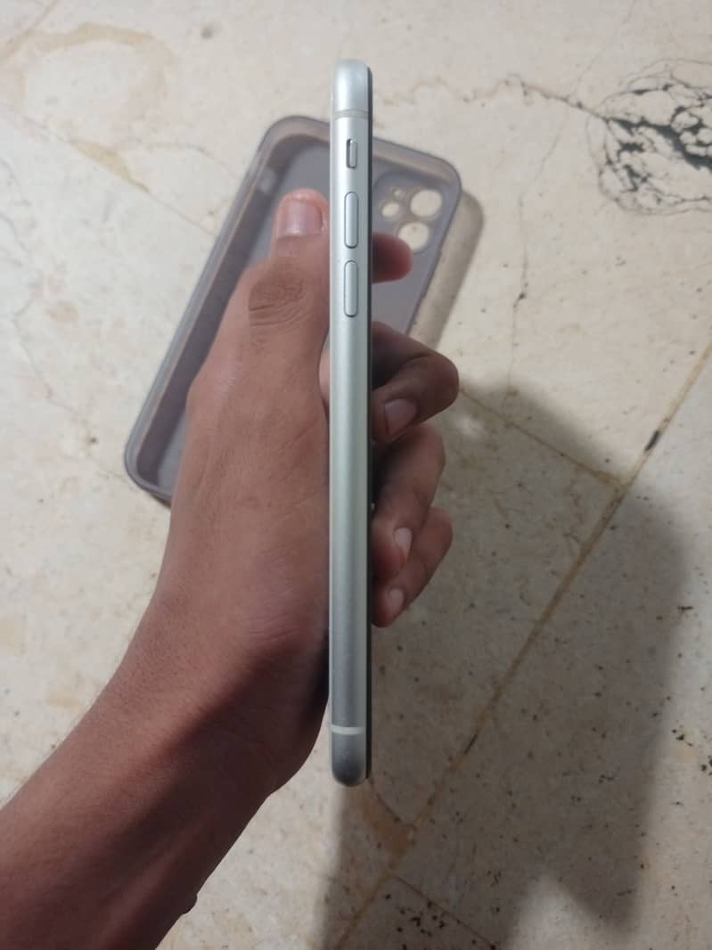 Apple iPhone 11 3