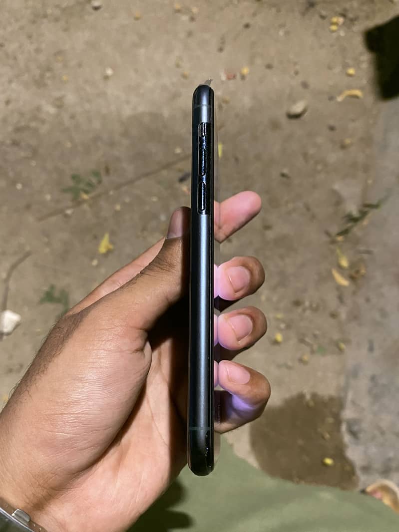 Apple iPhone 11 Pro 4