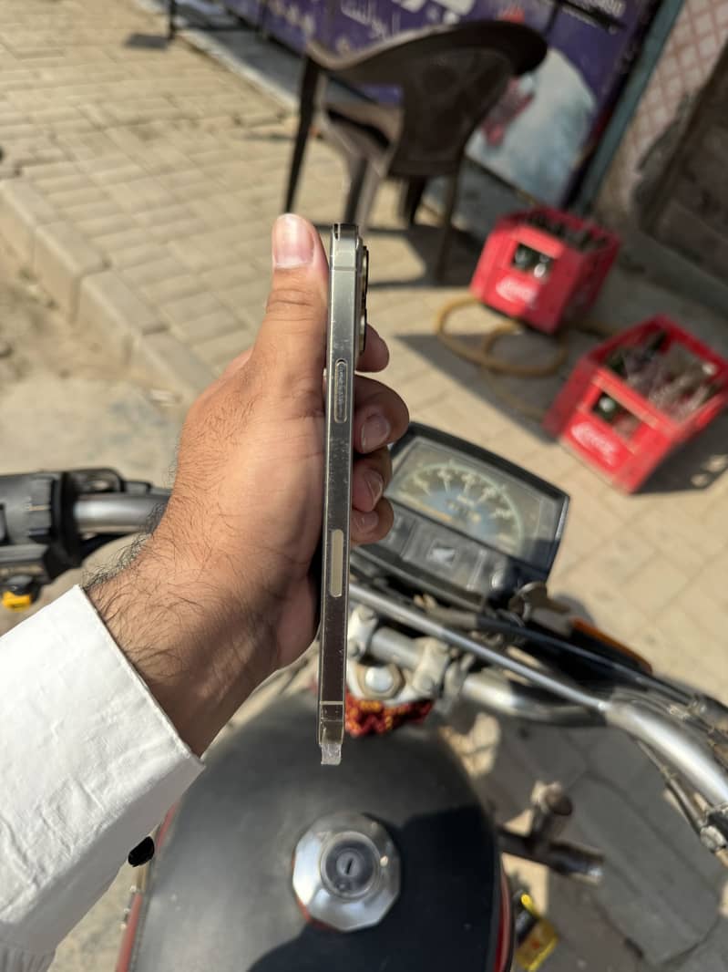 Apple iPhone 13 Pro Max 4