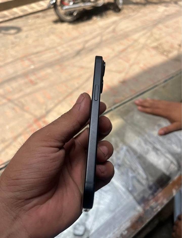 Apple iPhone 15 4