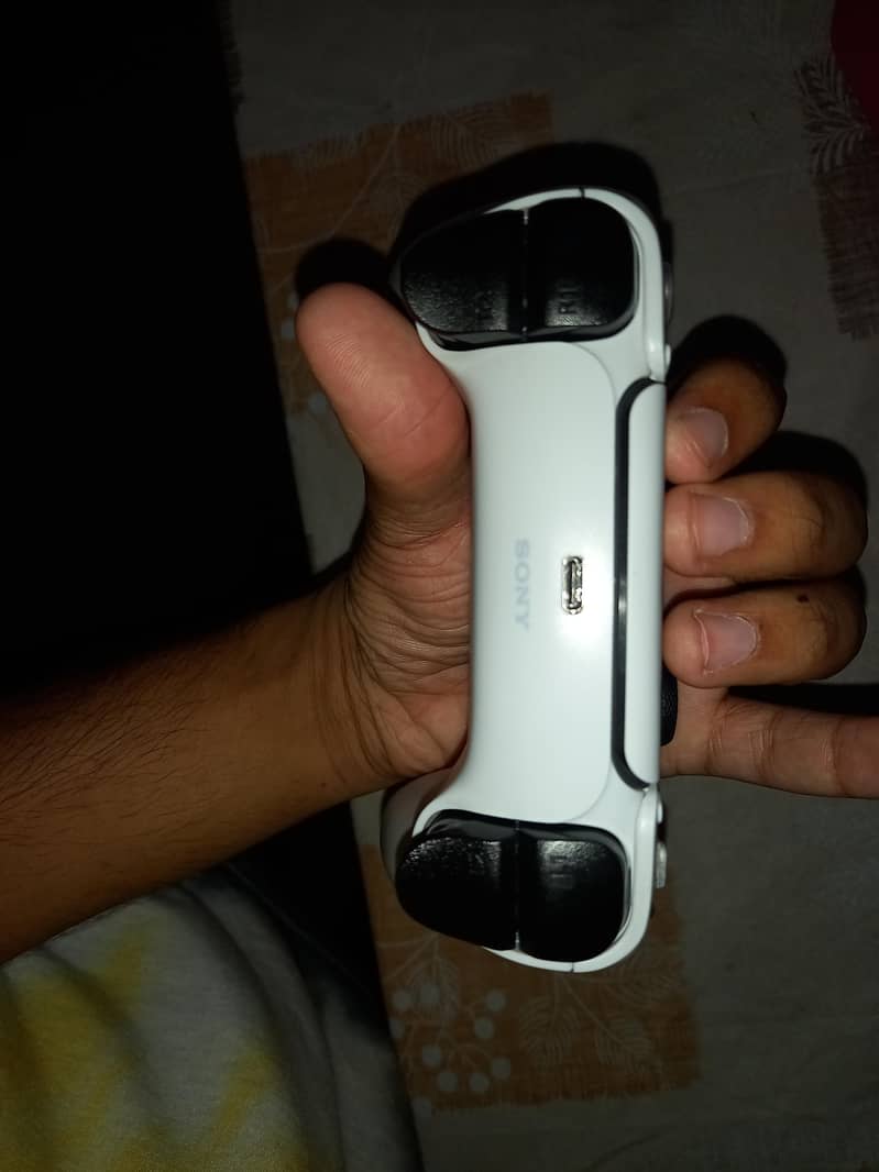 PS5 CONTROLLER WHITE COLOR 3