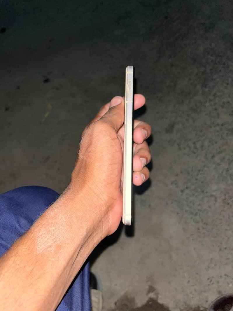 Sharp Aquos Sense 4