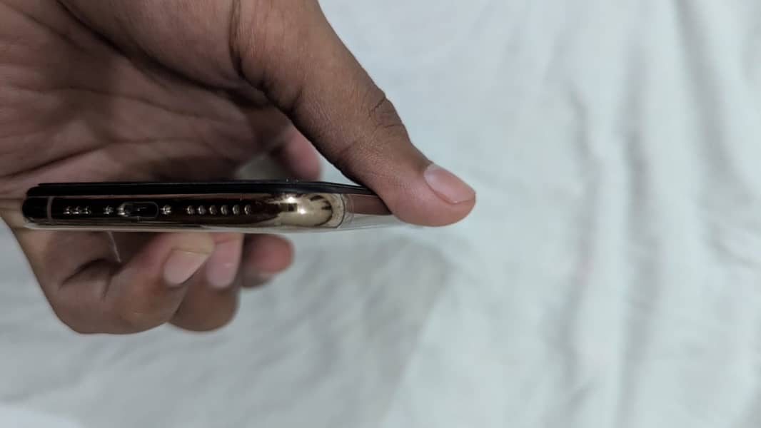 Apple iPhone XS 4