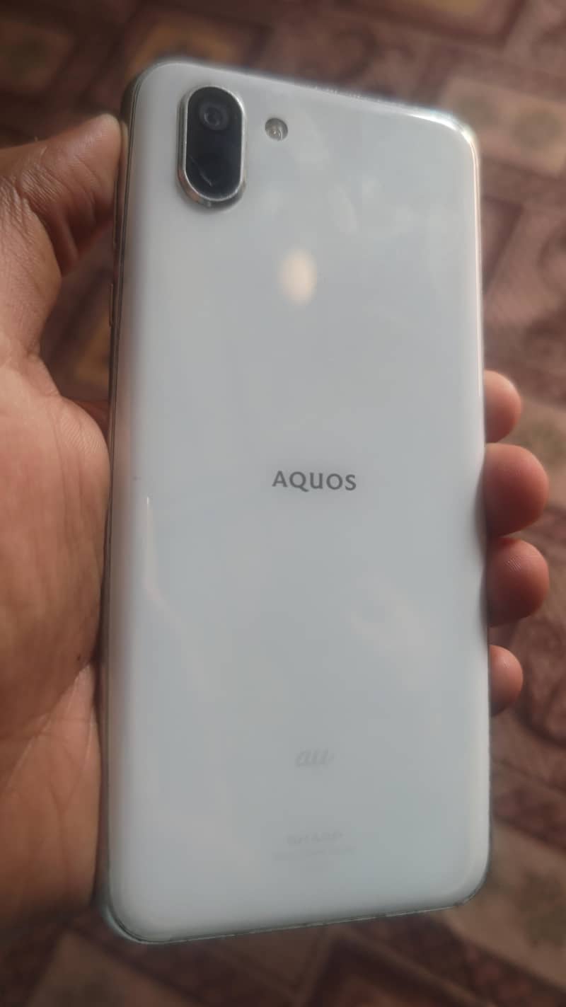 Sharp Aquos R2 4