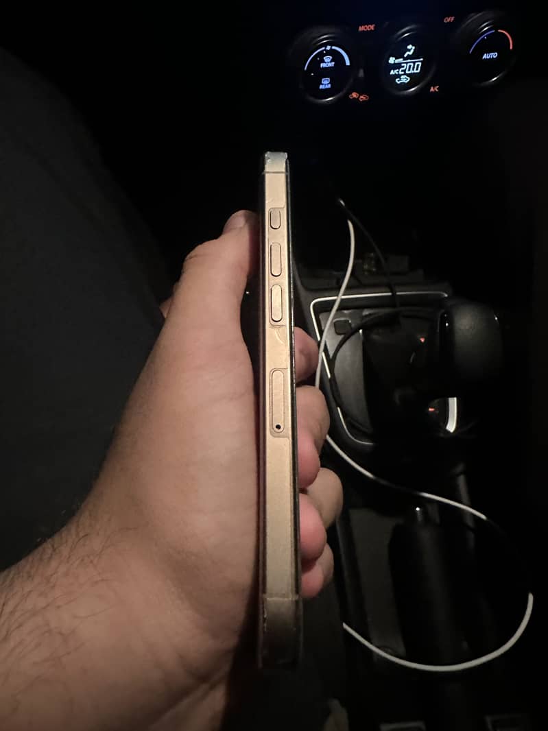 Apple iPhone 16 Pro 1
