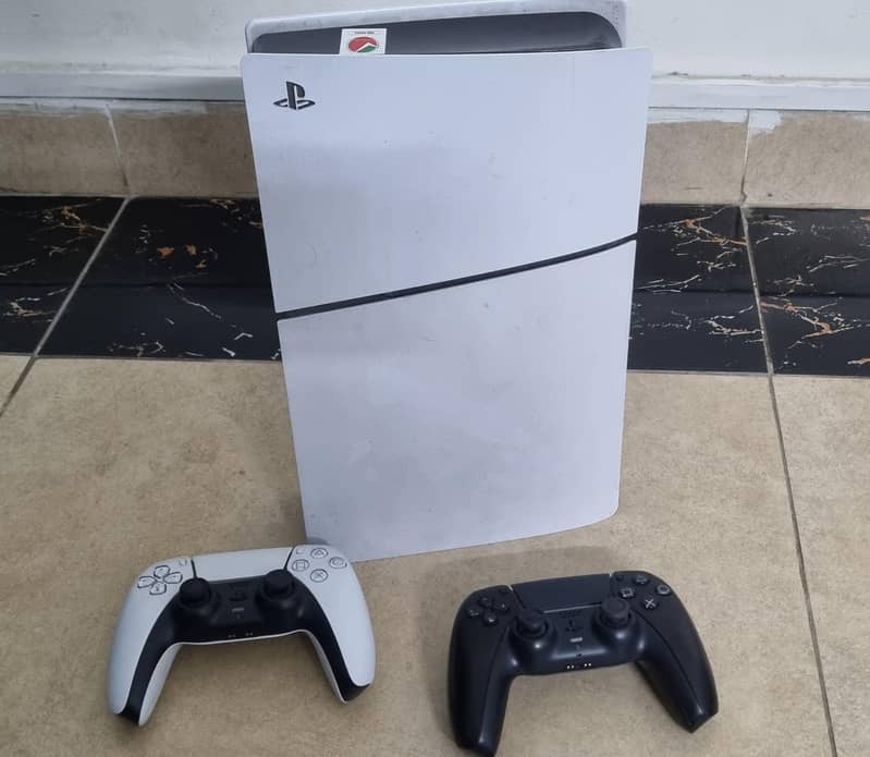 ps5 slim 1TB + extra controller 1
