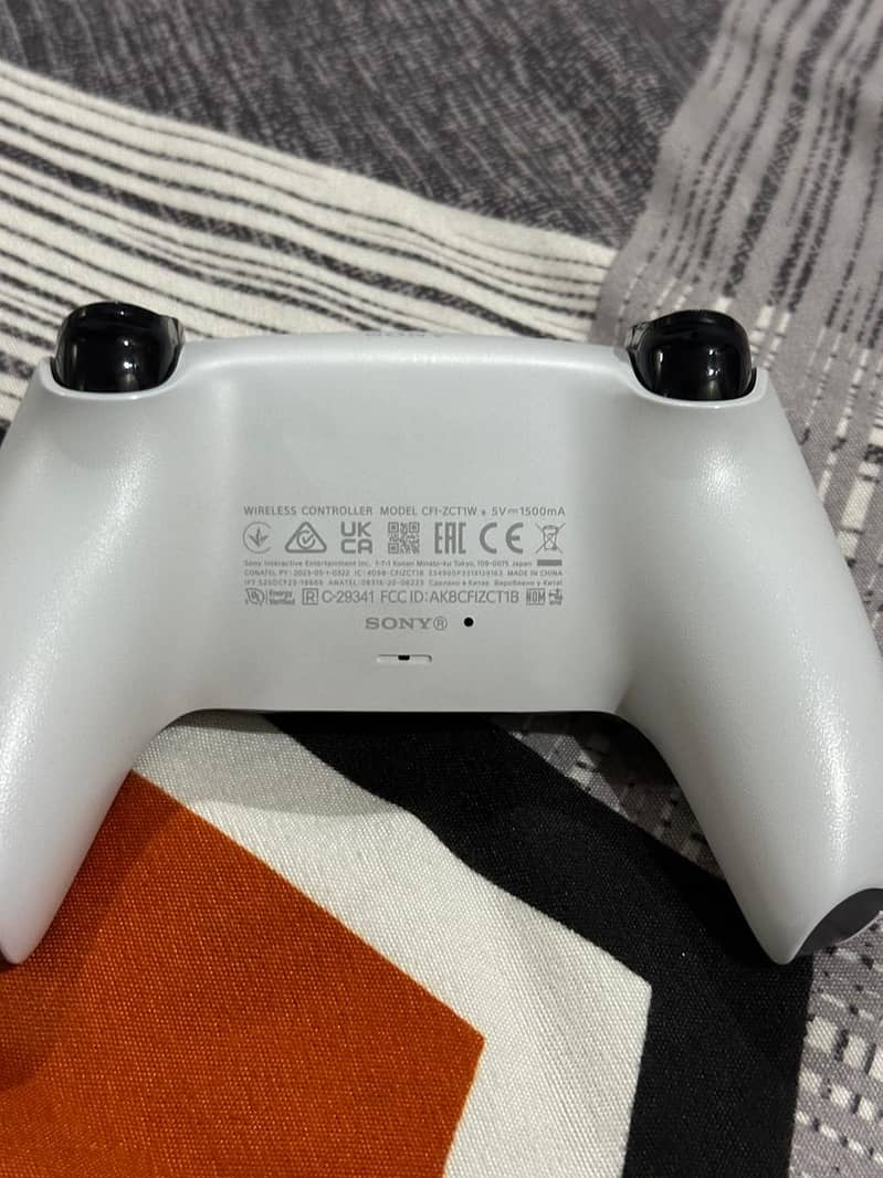 PS5 CONTROLLER WHITE COLOR 1