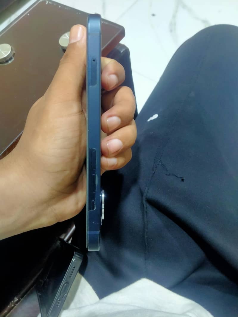 Apple iPhone 13 2