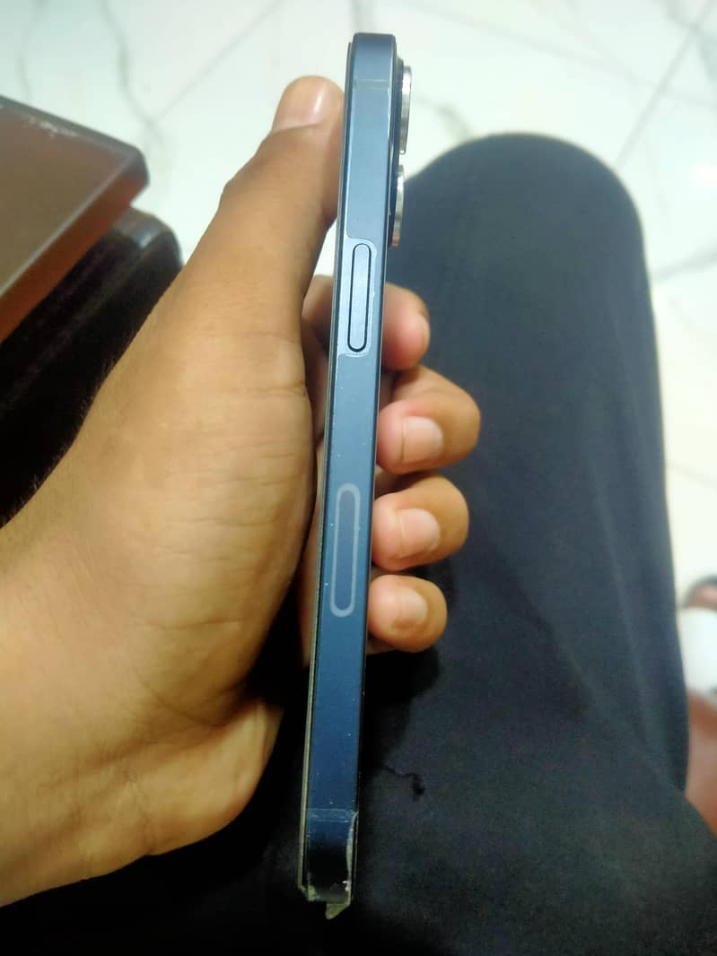 Apple iPhone 13 4