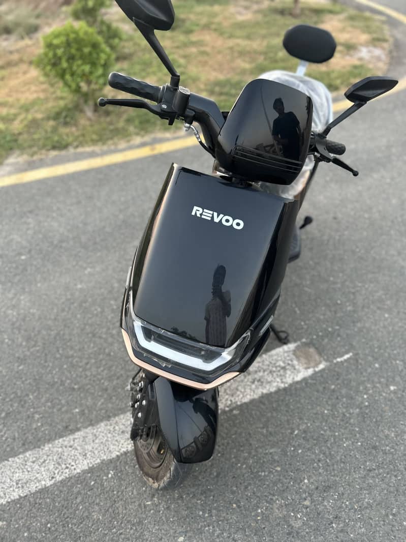 Revoo A12 1