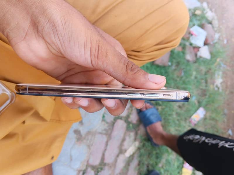 Apple iPhone XS 4
