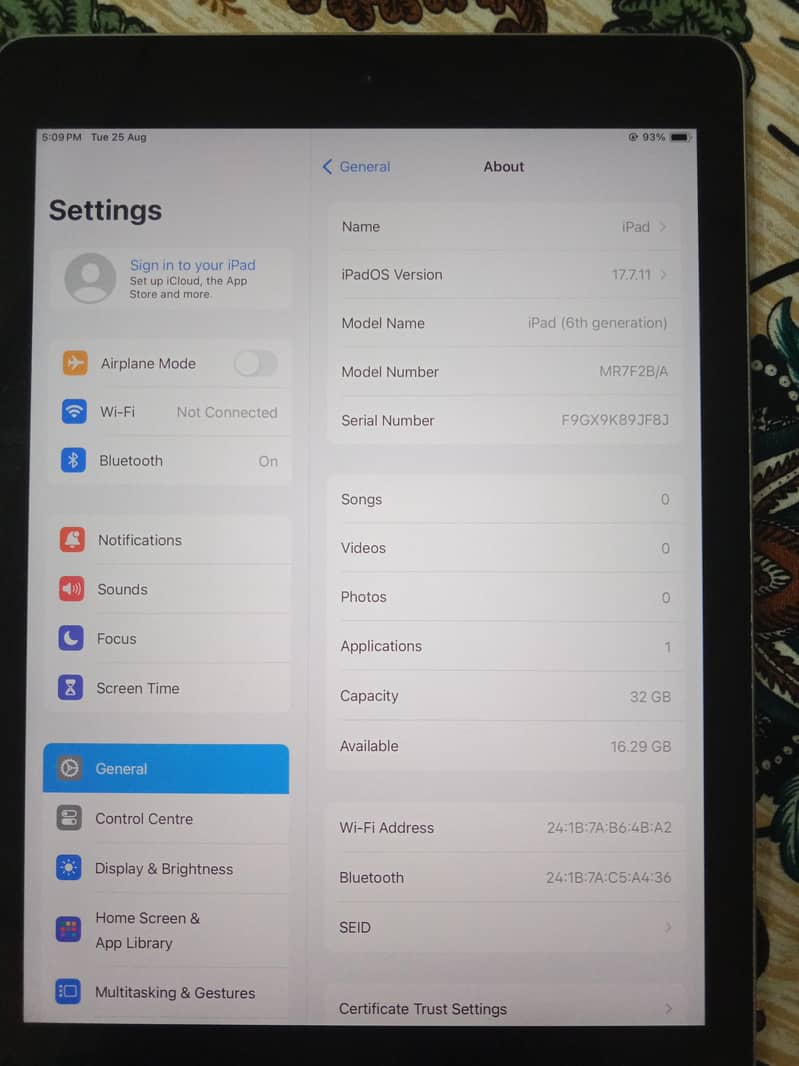 iPad 6th Generation 32 GB 1