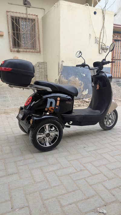 evee nisa three wheeler