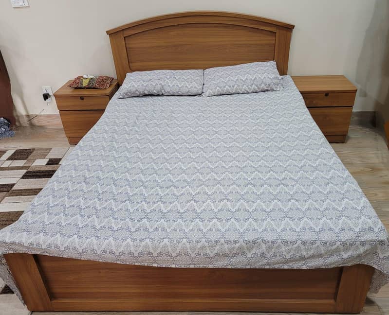 Bed with 2 side tables 1
