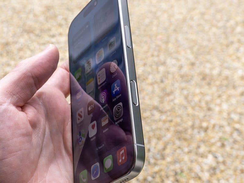 Apple iPhone 16 Pro 1