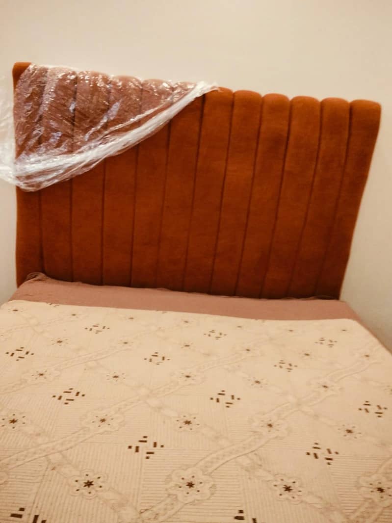 King size bed 0
