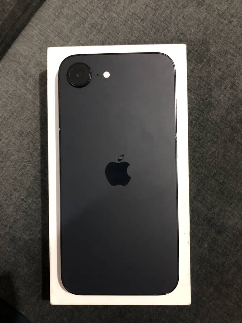 Apple iPhone 16e 0