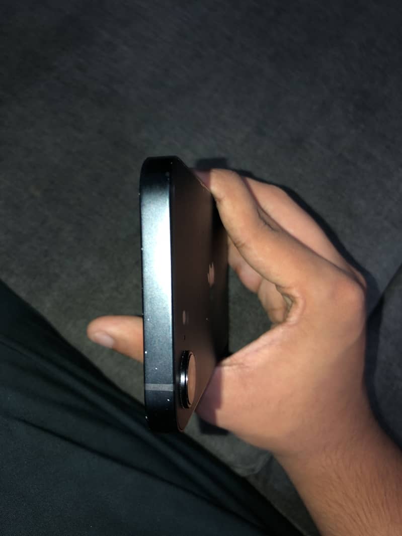 Apple iPhone 16e 1