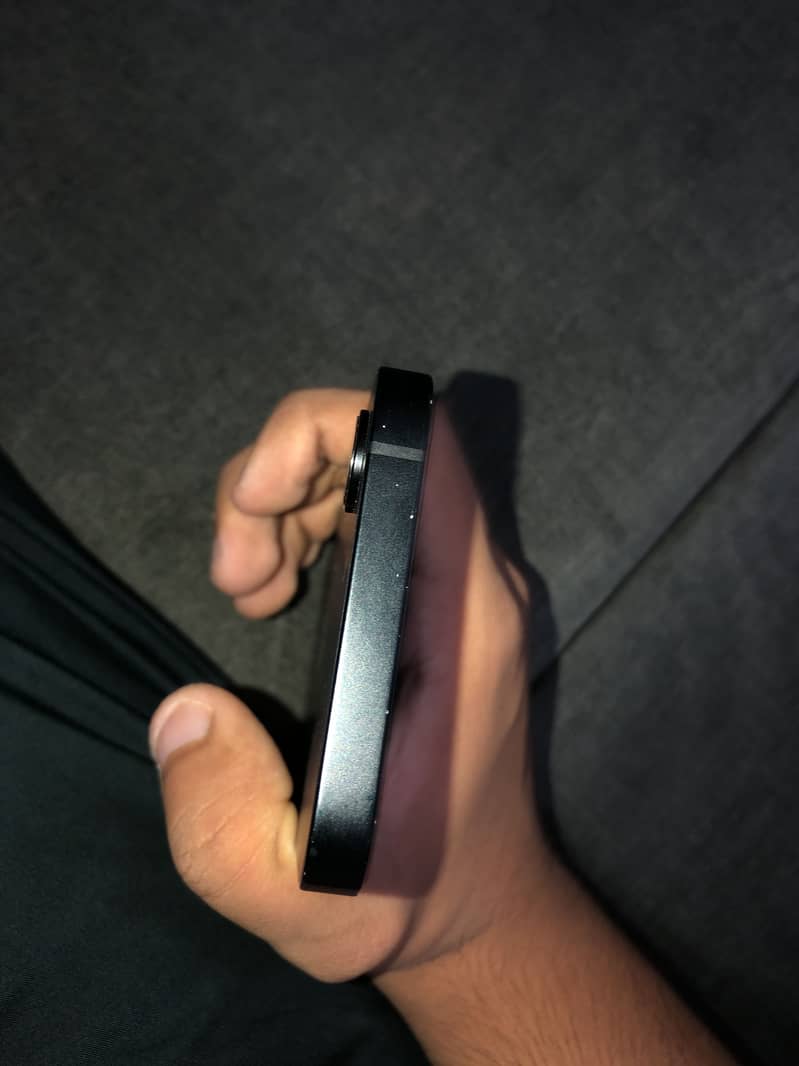 Apple iPhone 16e 2