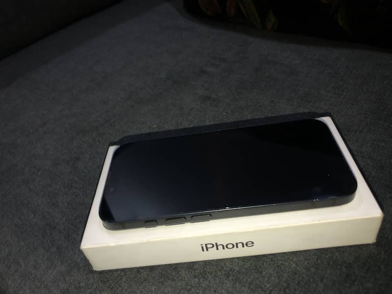 Apple iPhone 16e 4