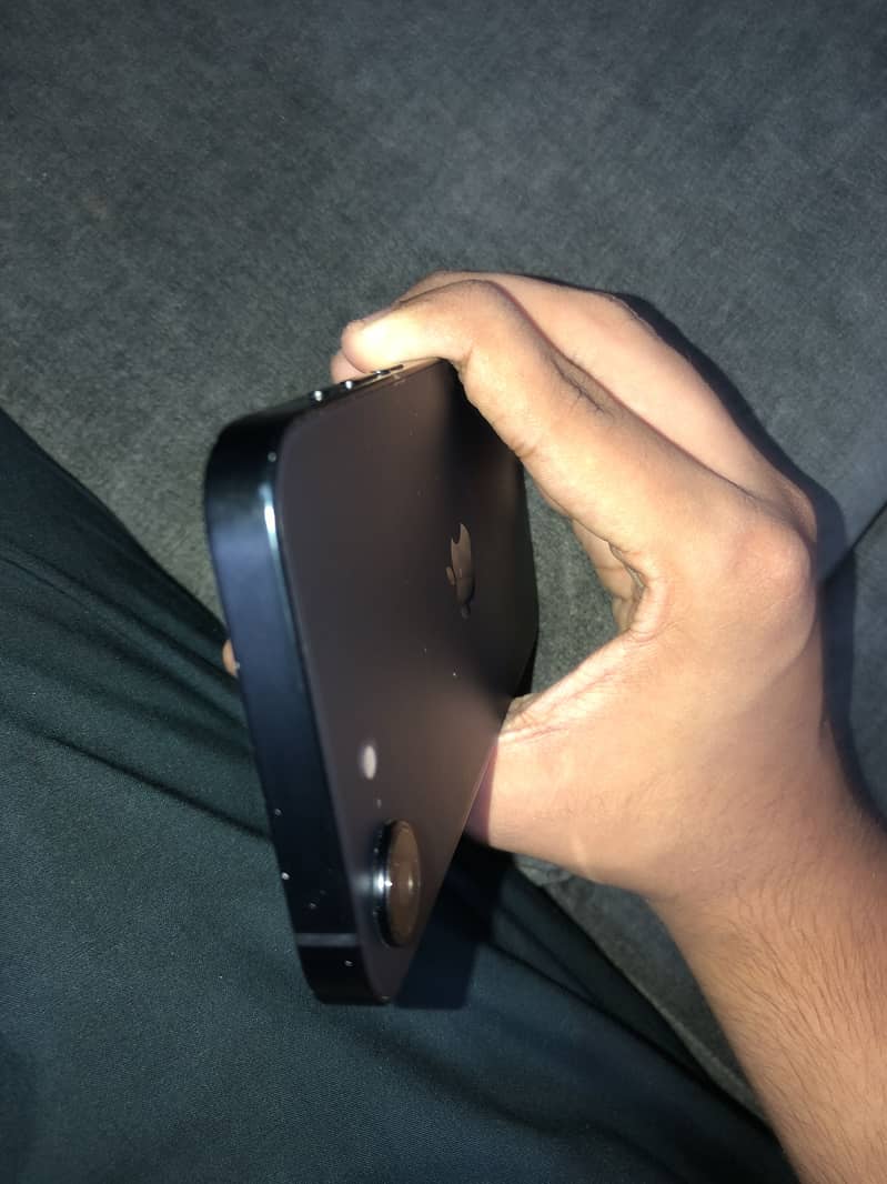 Apple iPhone 16e 6