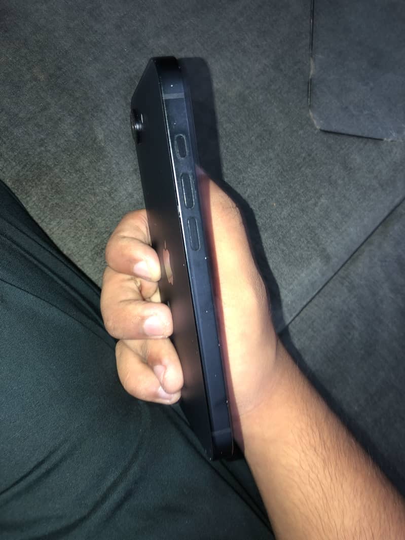 Apple iPhone 16e 8
