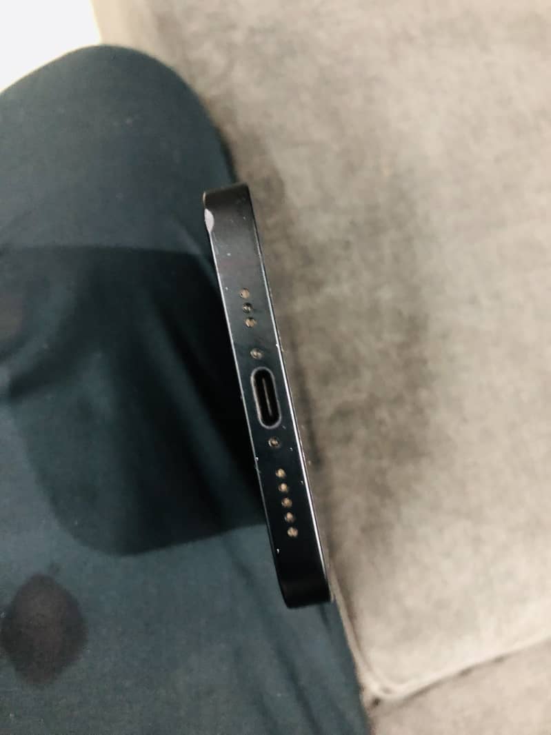 Apple iPhone 16e 9