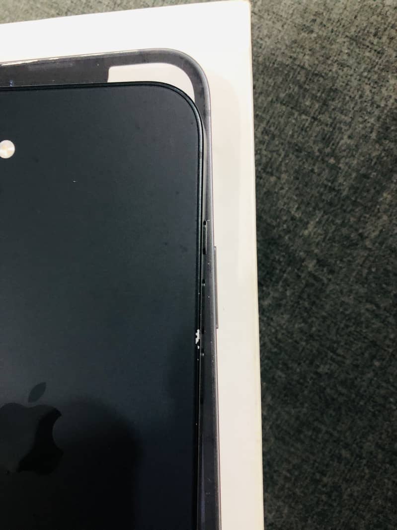 Apple iPhone 16e 10