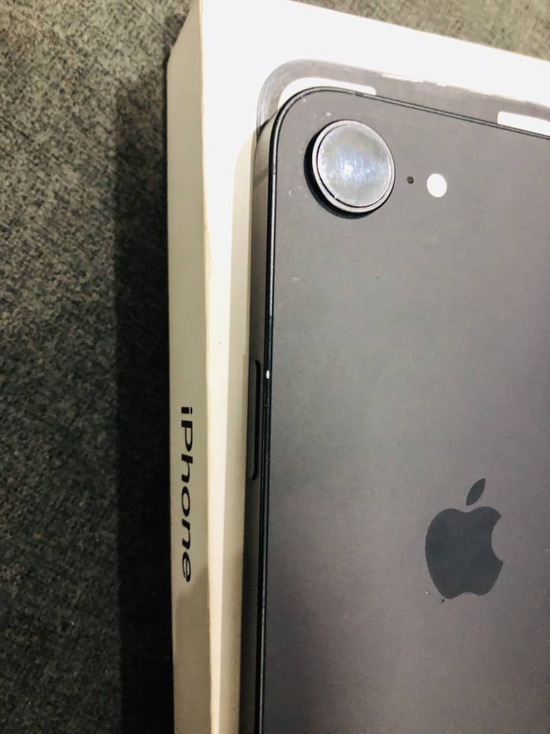 Apple iPhone 16e 11
