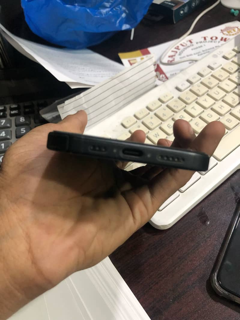 Apple iPhone 16 5
