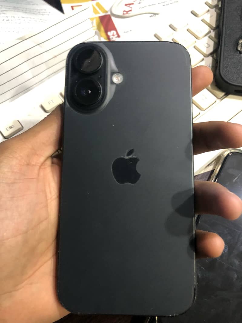 Apple iPhone 16 10
