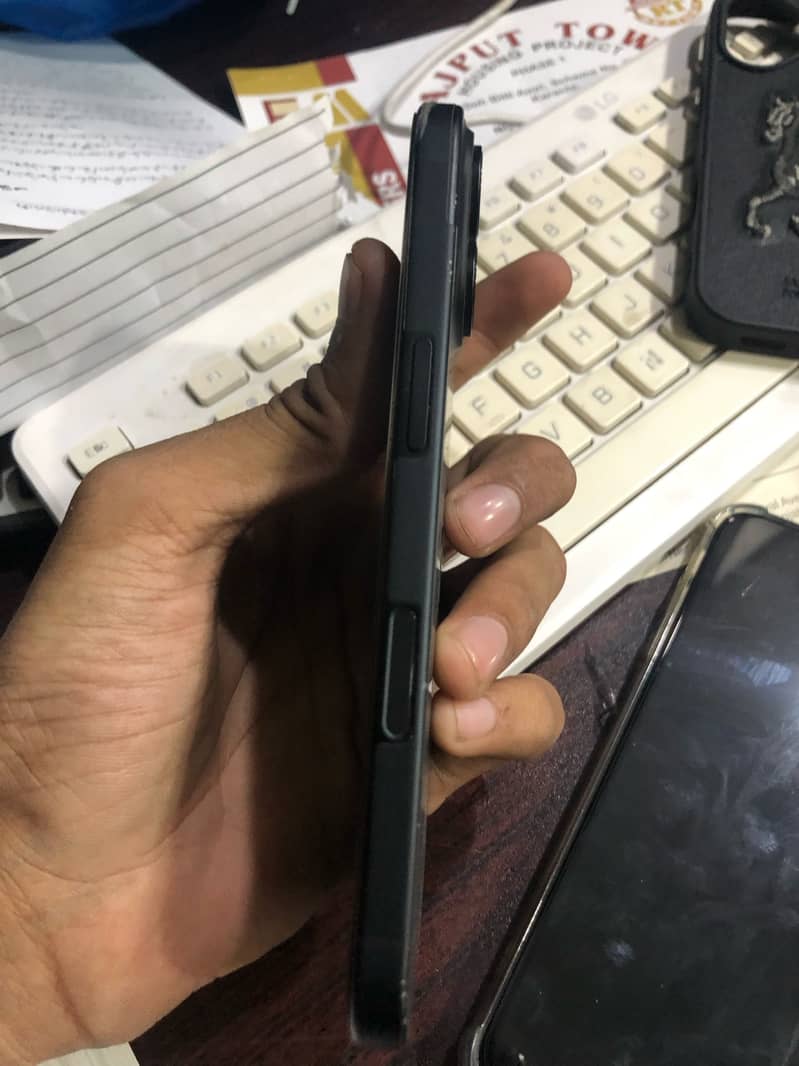 Apple iPhone 16 11