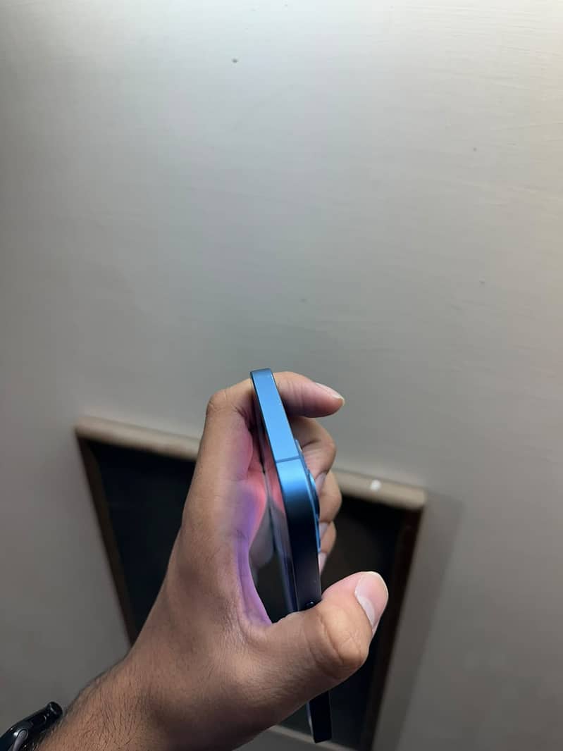 Apple iPhone 13 5