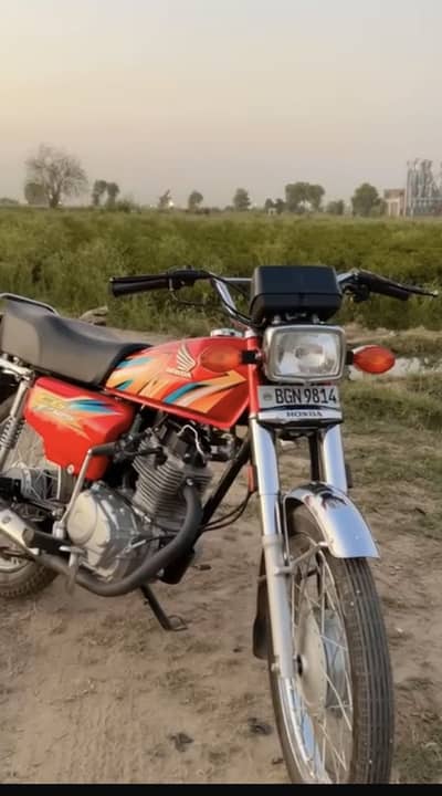 Honda 125 25/26 red brand new bike