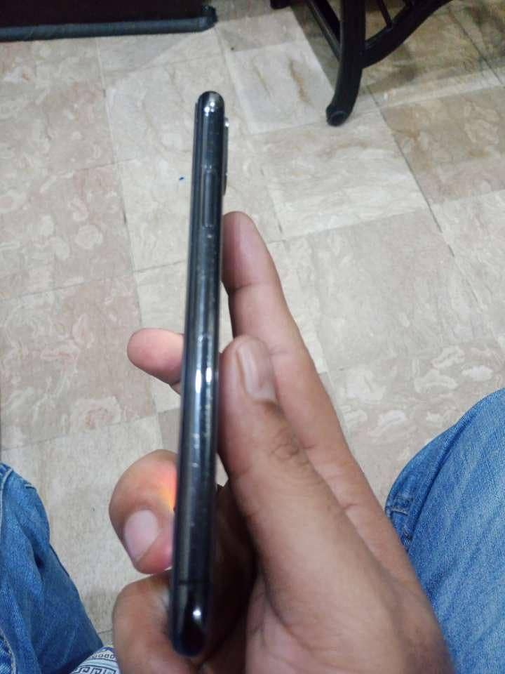 Apple iPhone X 4