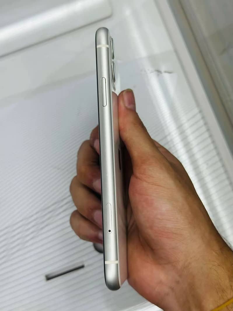 Apple iPhone 11 3