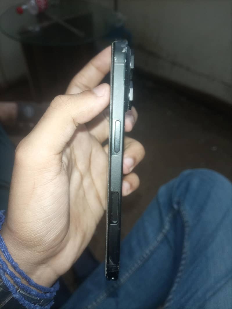 Apple iPhone 16 5