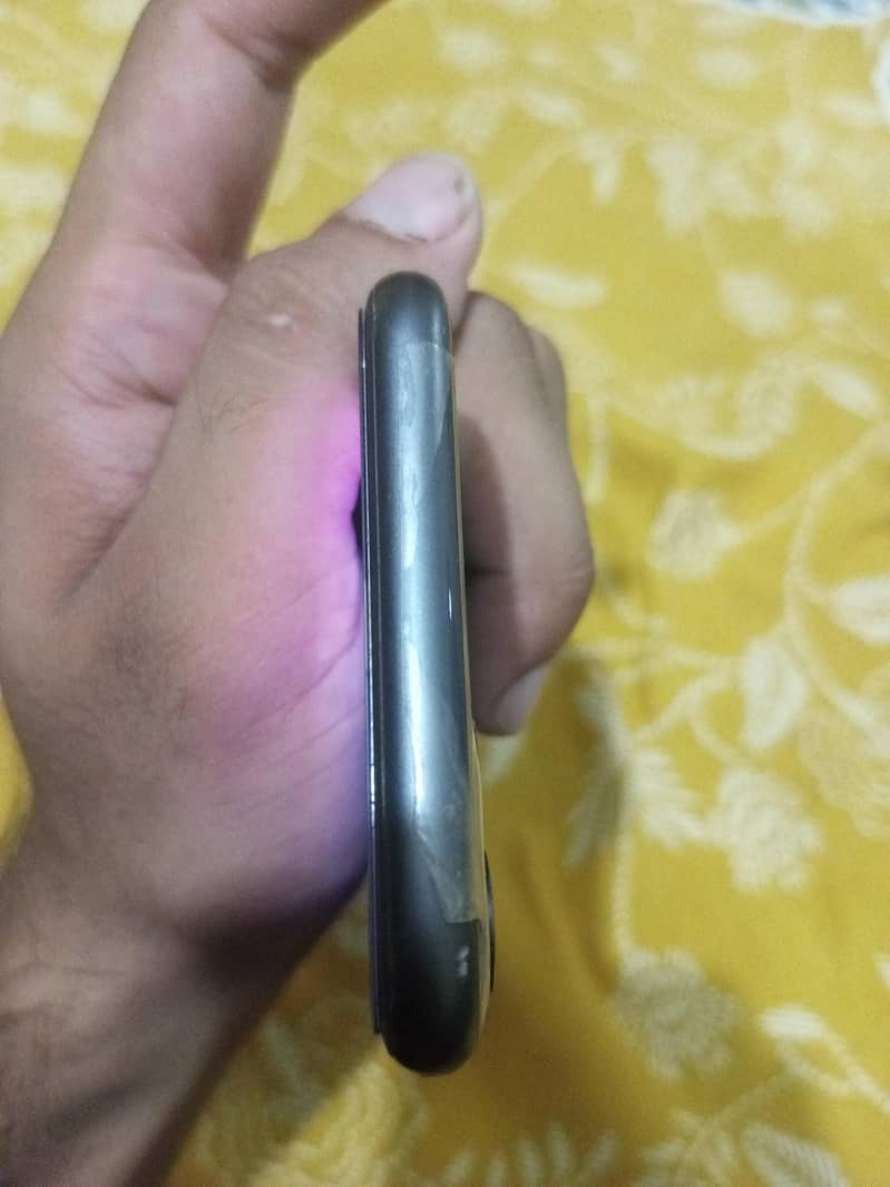 Apple iPhone 11 3