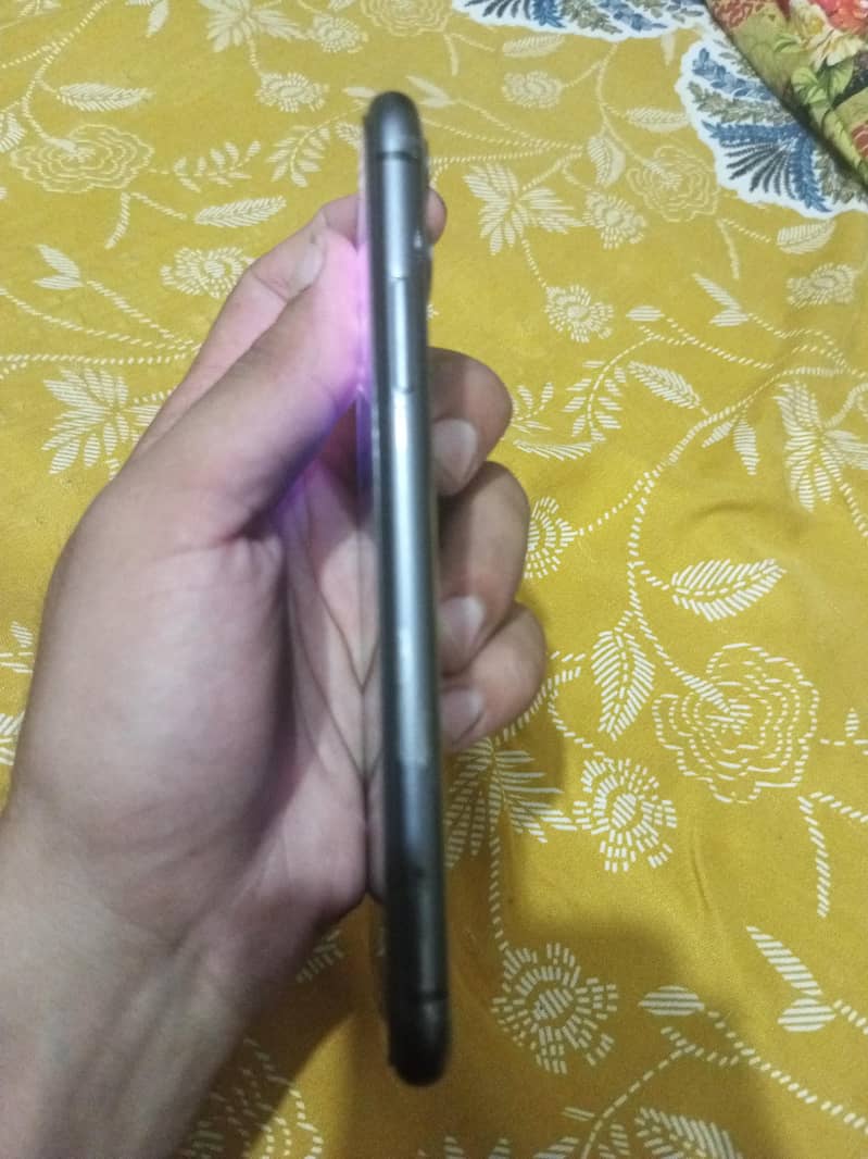 Apple iPhone 11 4
