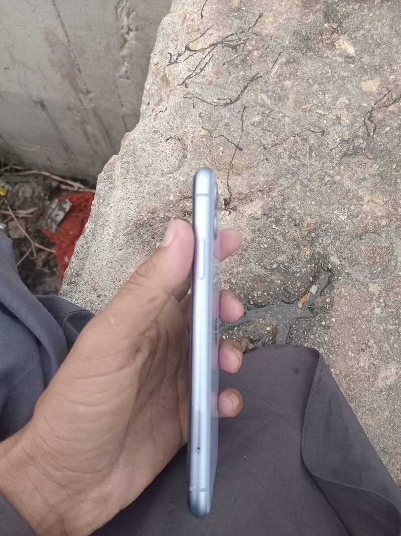 Apple iPhone 11 4