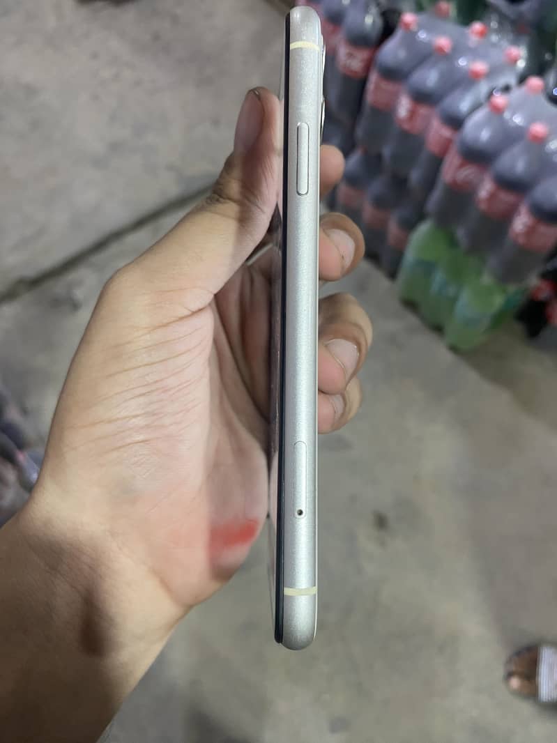 Apple iPhone 11 3
