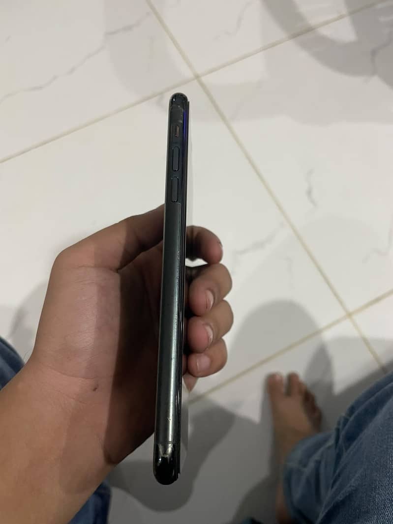 Apple iPhone 11 Pro Max 4