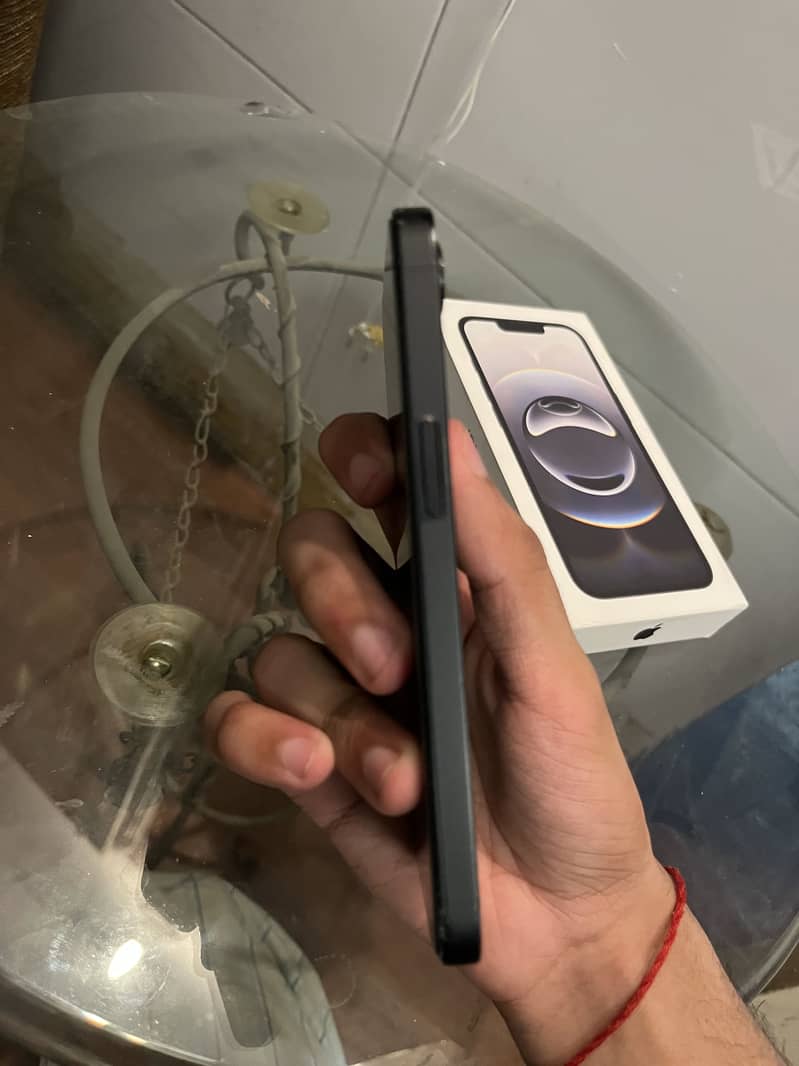 Apple iPhone 16e 1