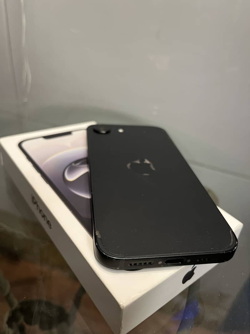 Apple iPhone 16e 0